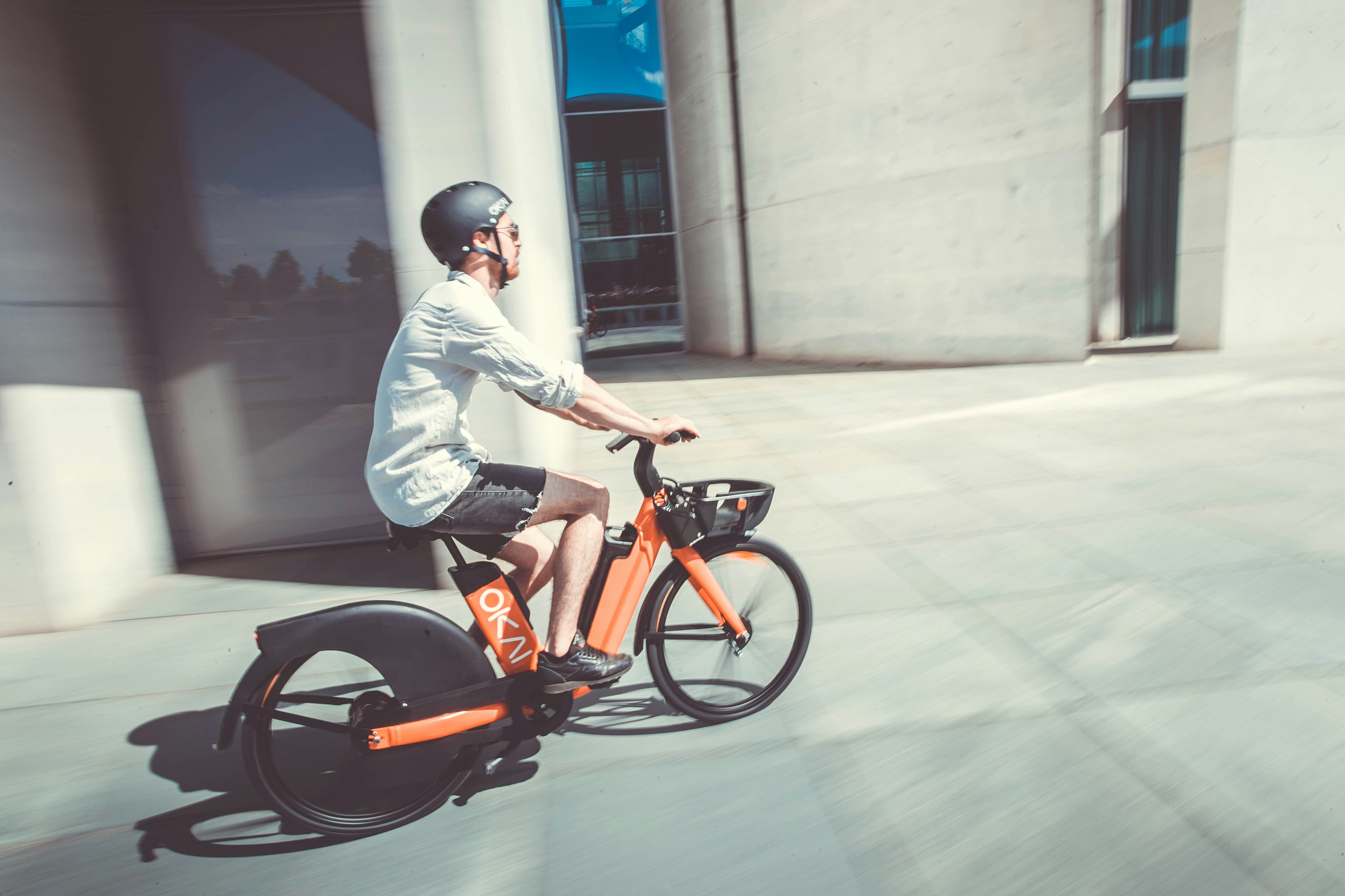自転車で走っている様子
