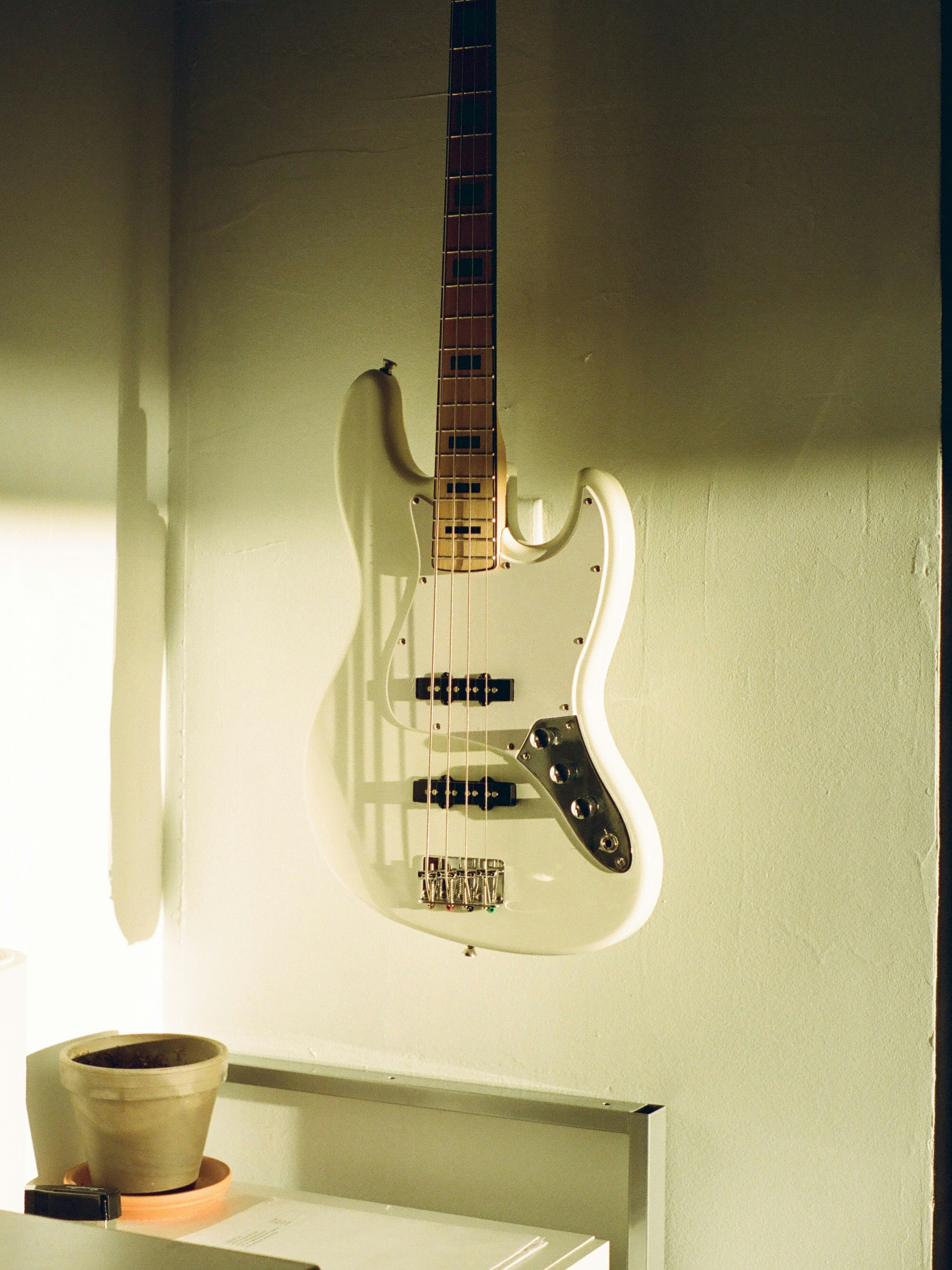 white and black stratocaster electric guitar