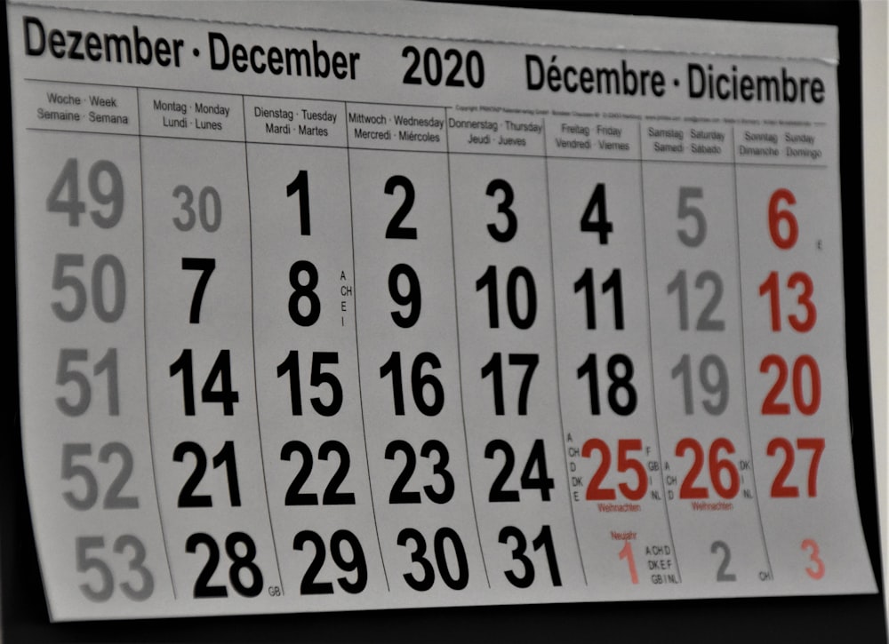 Calendario blanco y negro sobre pared blanca