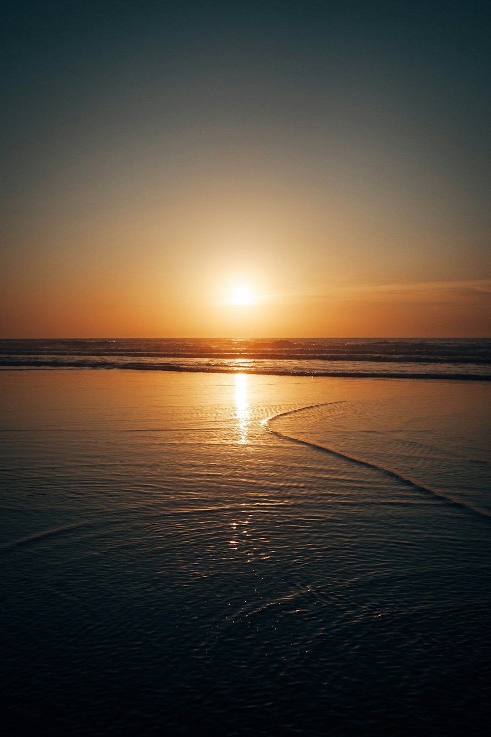 Cuerpo de agua durante la puesta de sol