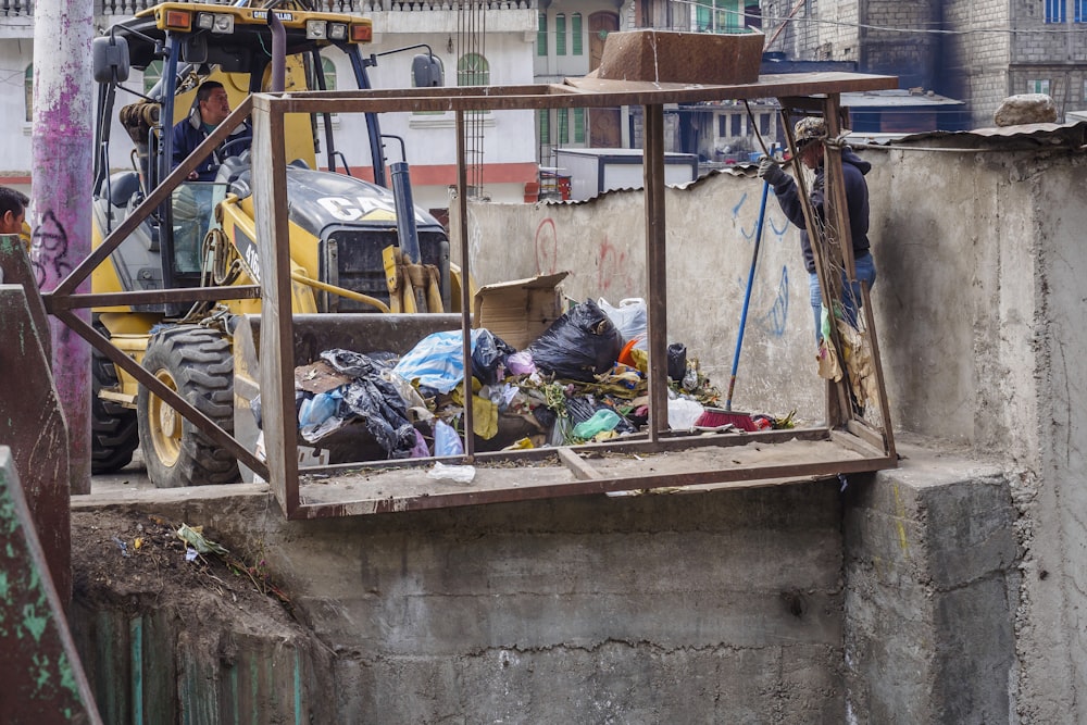 bolsas de basura en el suelo