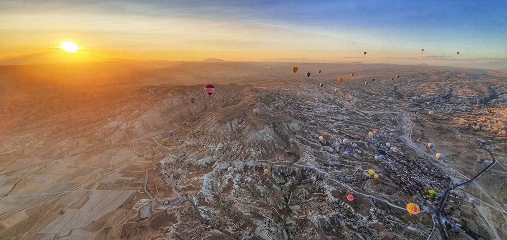 Vista a volo d'uccello della città durante il tramonto