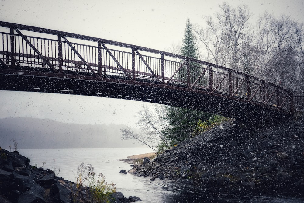 Puente de metal negro sobre el río