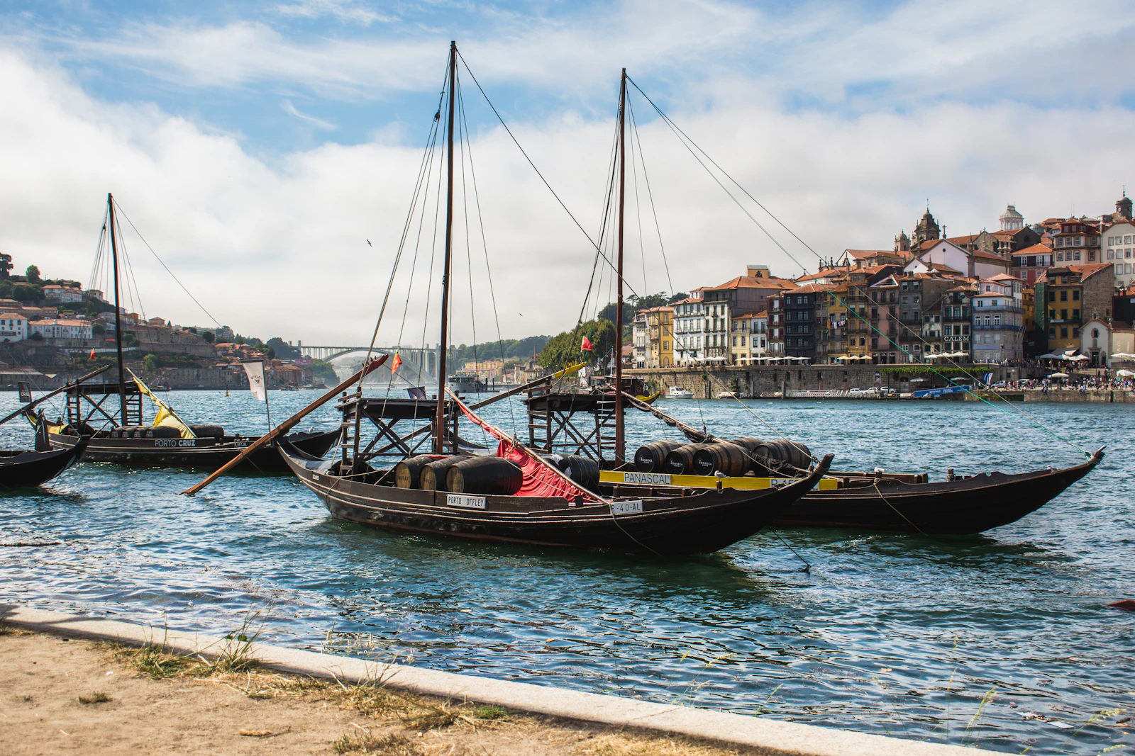 Rabelo boats moored on the Gaia bank, the Port houses' names on their sails