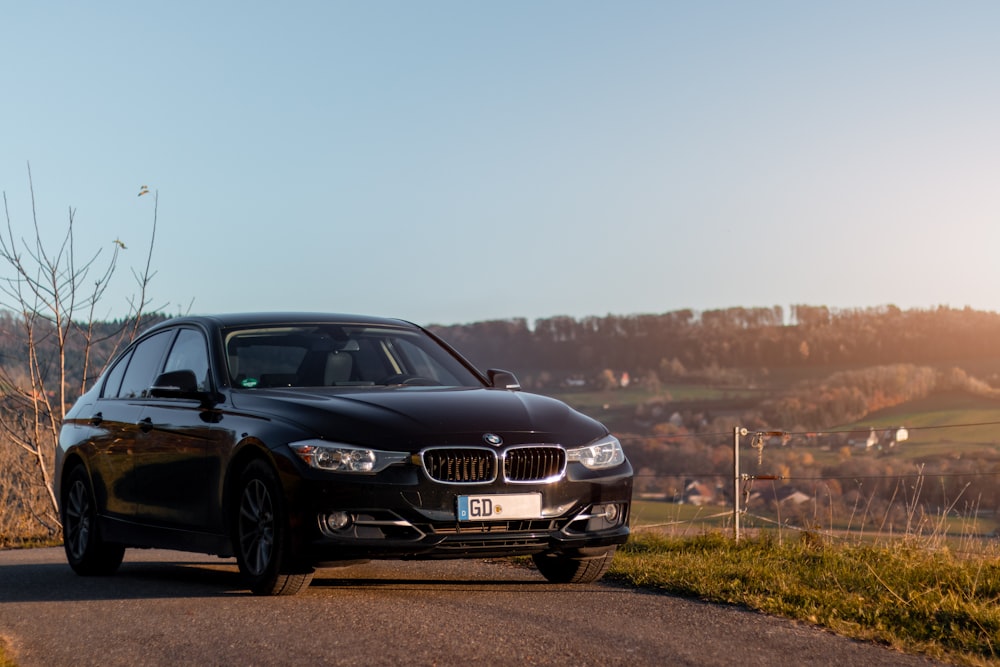 BMW M 3 nera su strada durante il giorno