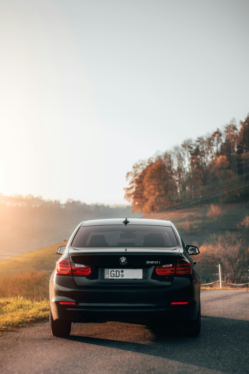 BMW X 6 noir sur route pendant la journée