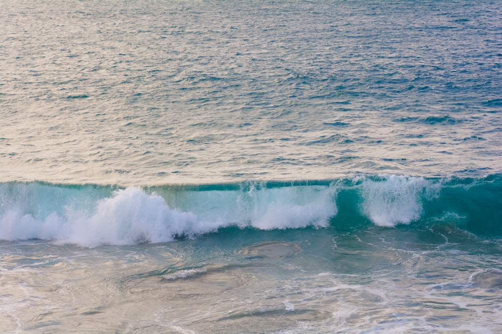 ondas do oceano batendo em terra durante o dia