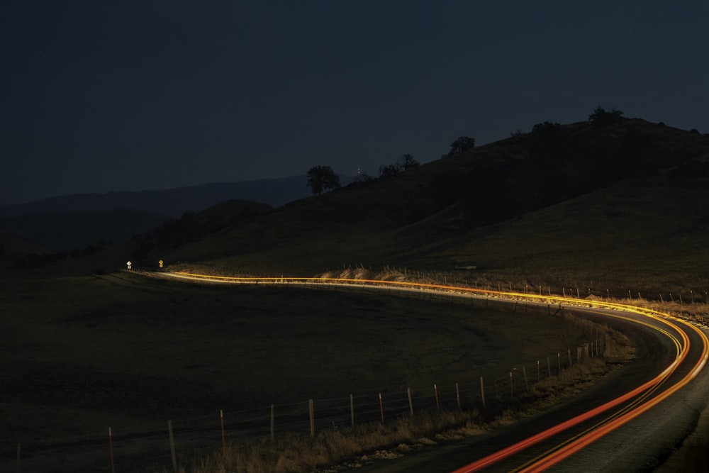 Fotografia time lapse della strada durante la notte
