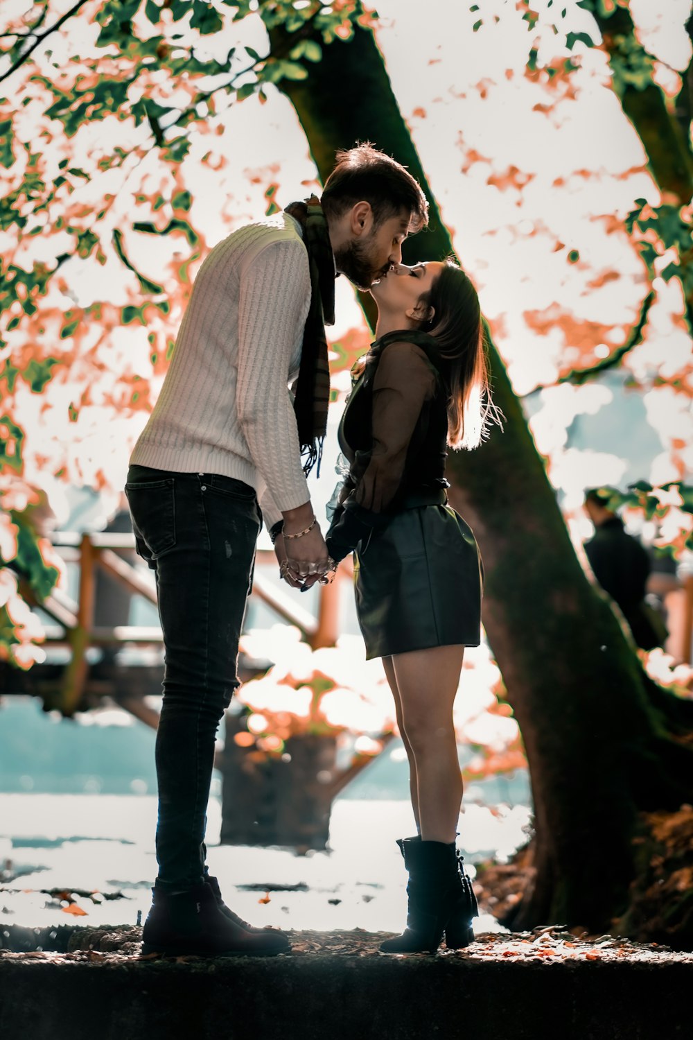 uomo e donna che si baciano durante il giorno