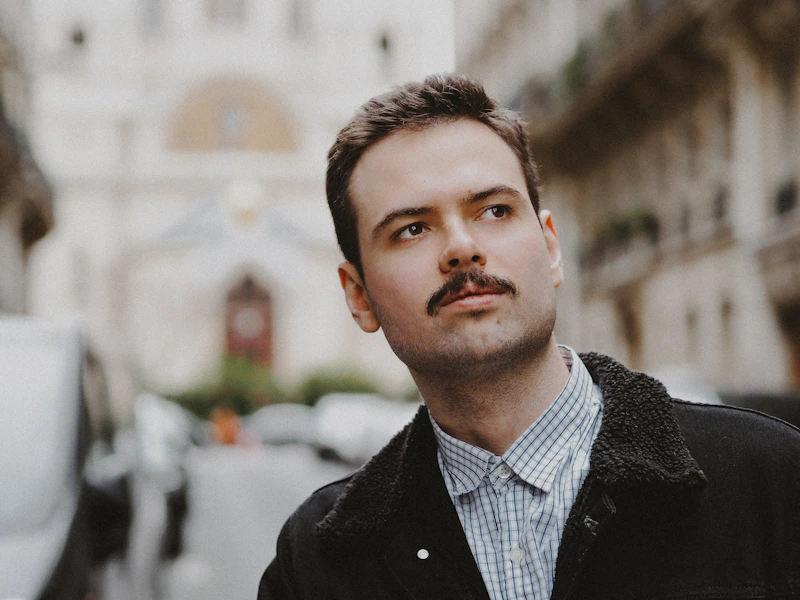 Elegancki mężczyzna w czarnym płaszczu