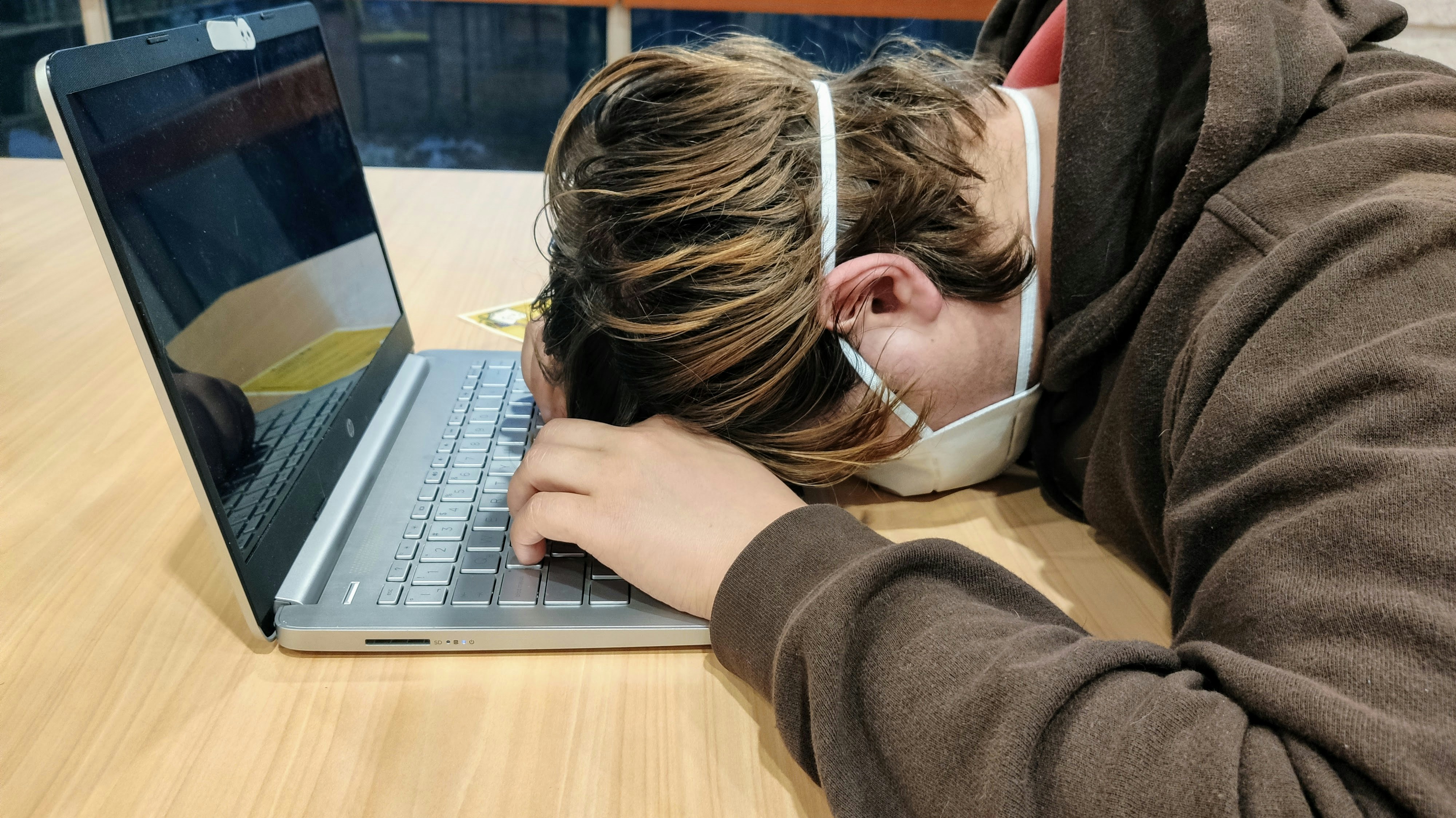 睡眠質素差，在電腦面前睡著