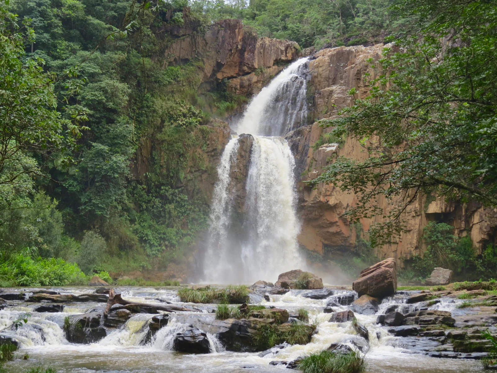 Cachoeira no meio da floresta
