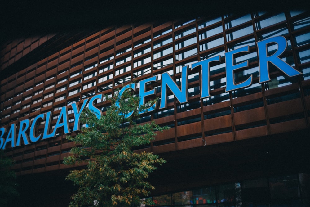 Ein Gebäude mit einem Schild mit der Aufschrift Barclay's Center