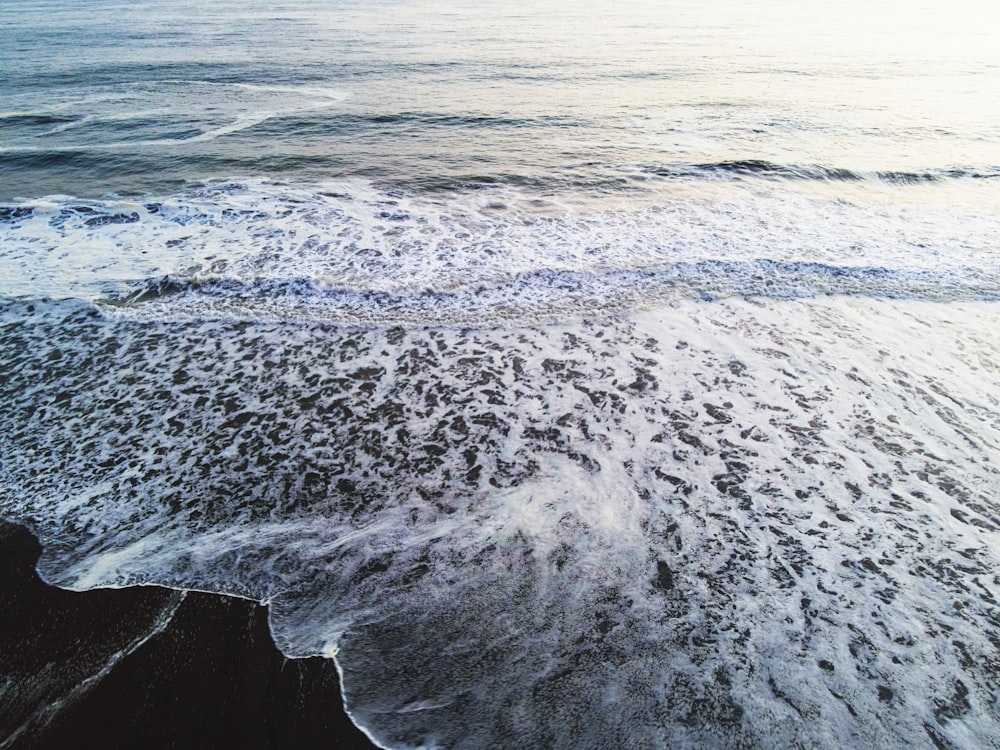 Les vagues de l’océan s’écrasent sur le rivage pendant la journée