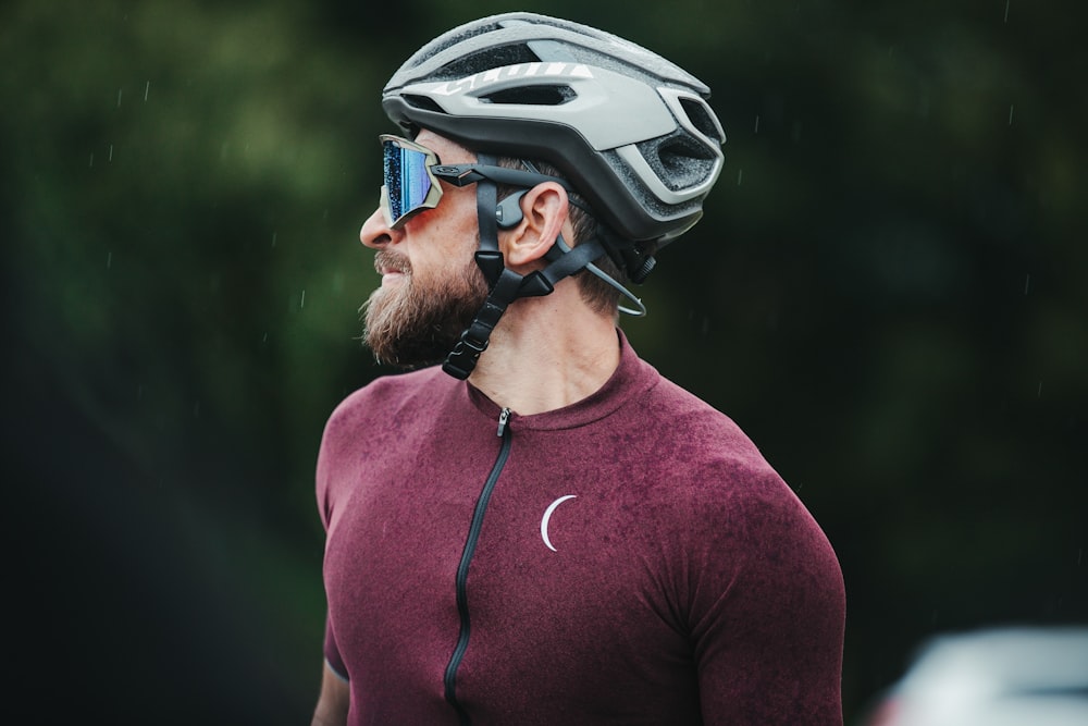 Homme en chemise à col rond Nike rouge portant des écouteurs noirs et blancs