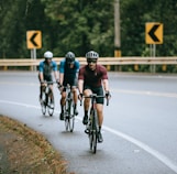 Ciclistas pedalando