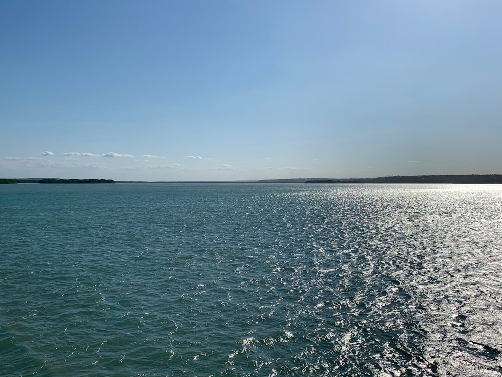 Gewässer unter blauem Himmel tagsüber