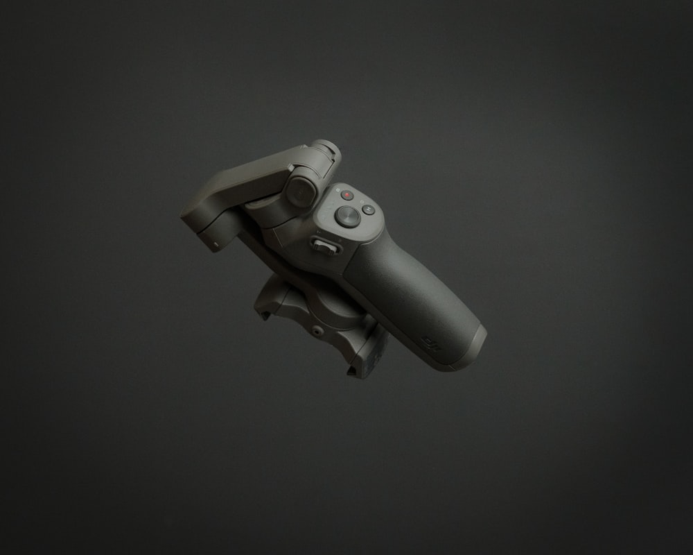 controller di gioco nero e grigio