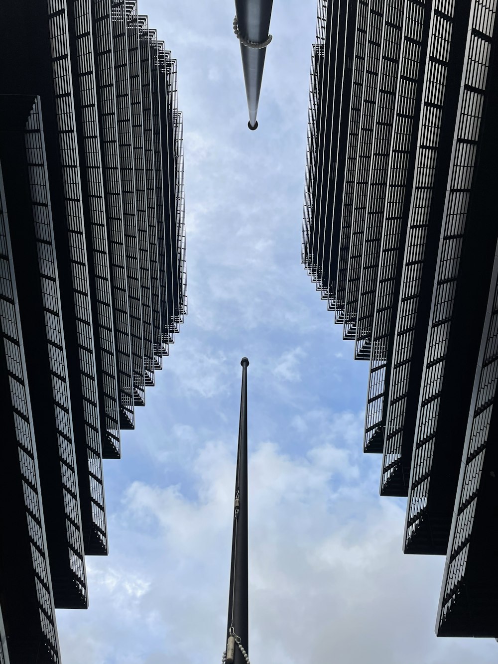 Fotografía de ángulo bajo de edificio de gran altura.
