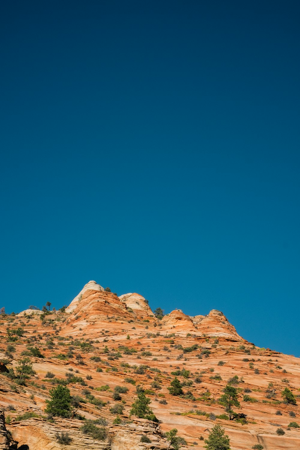 Montaña rocosa marrón bajo el cielo azul durante el día