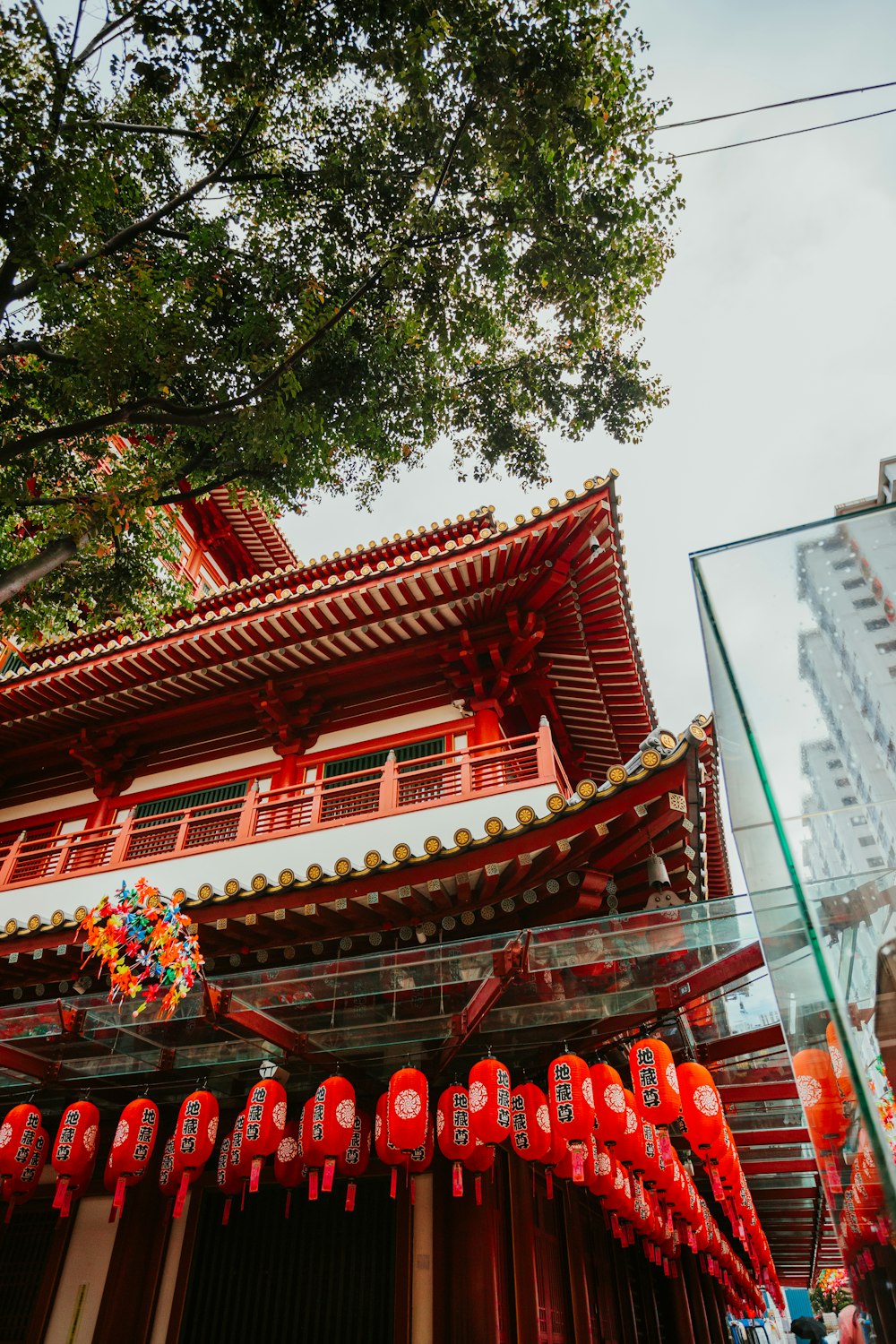 昼間の赤い中国寺院