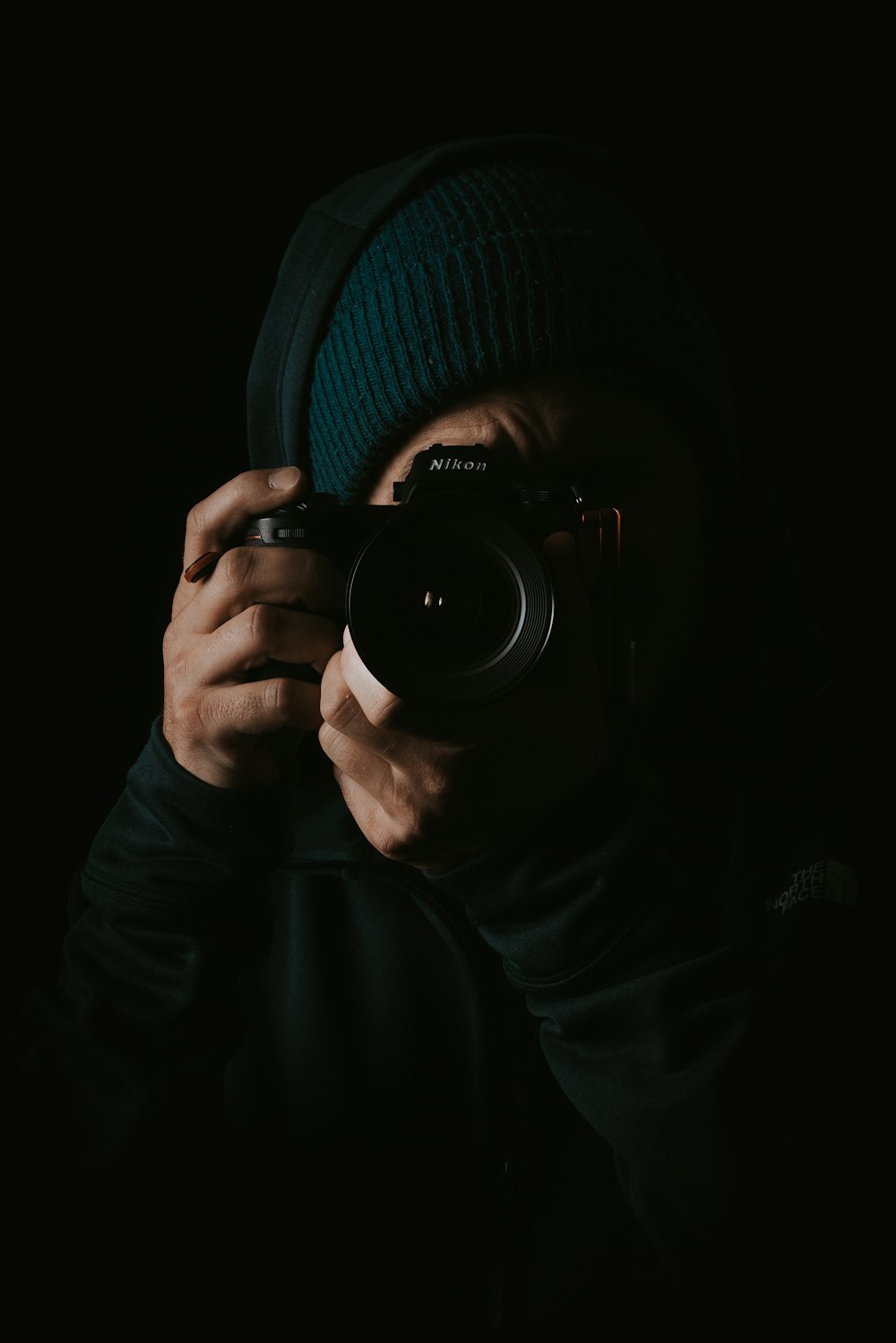 Persona sosteniendo una cámara DSLR Nikon negra