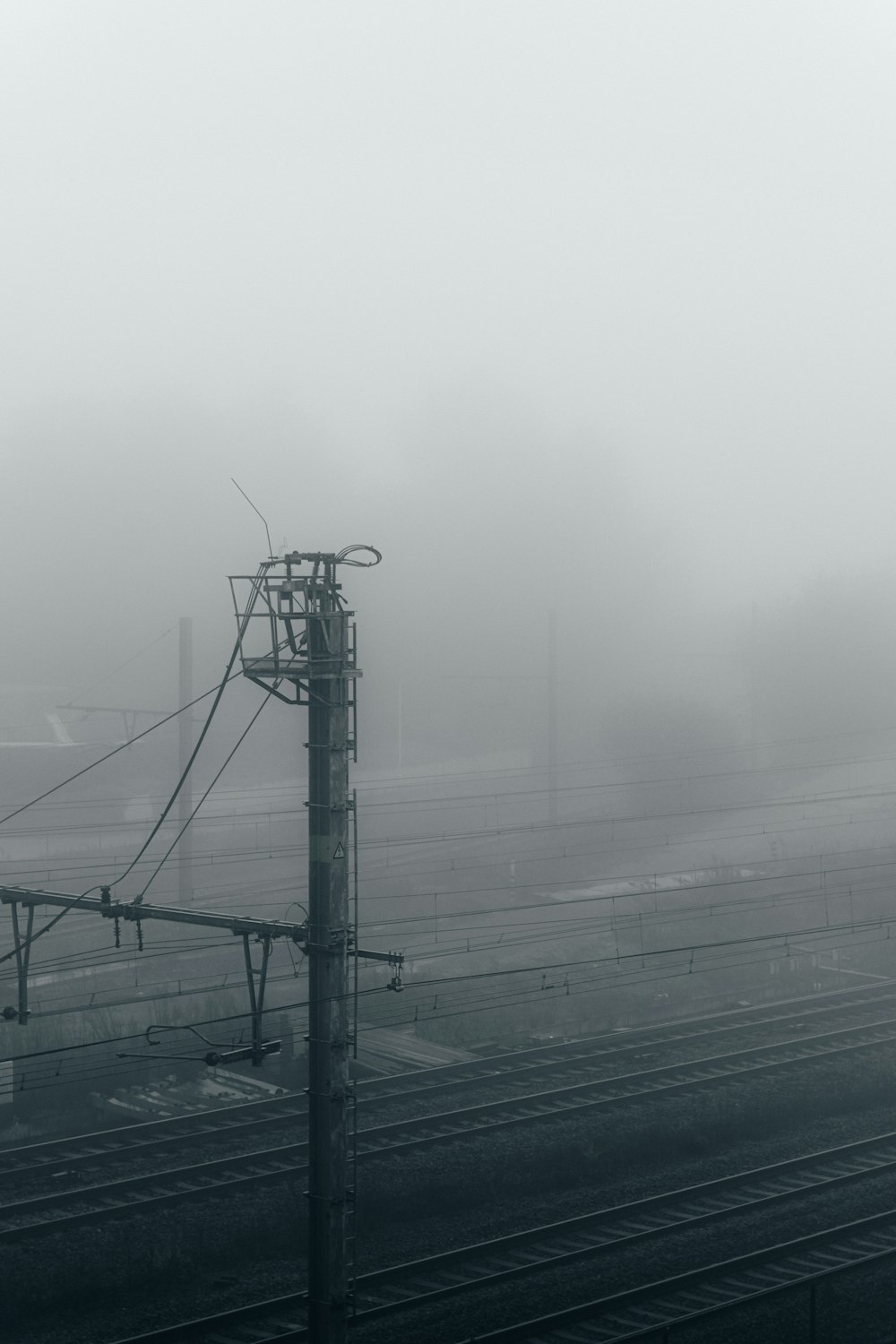 poste elétrico preto no tempo nebuloso