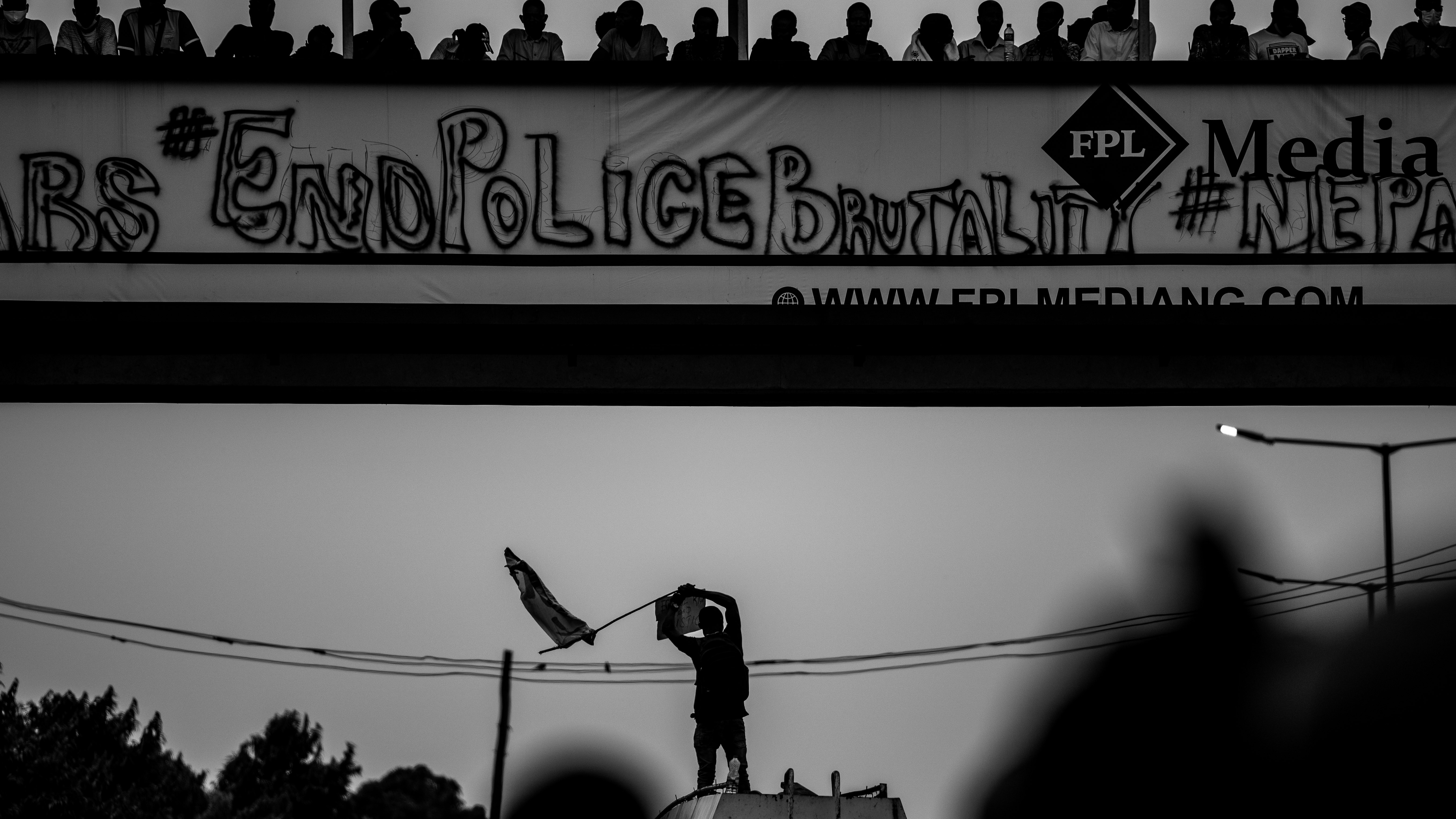 कश्मीर के बांदीपोरा शहर की एक शांत शाम का दृश्य, जहाँ पृष्ठभूमि में पहाड़ी इलाके दिख रहे हैं और अग्रभूमि में एक छोटा बाजार या रिहायशी इलाका है। यह एक सामान्य कश्मीरी शाम को दर्शाता है, जिसमें अचानक हुए दुखद घटना के विरोधाभास को उजागर किया गया है।