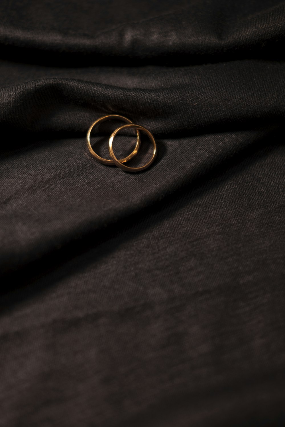 anello d'oro su tessuto nero