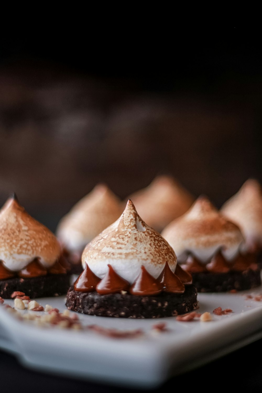 gâteau au chocolat sur assiette en céramique blanche