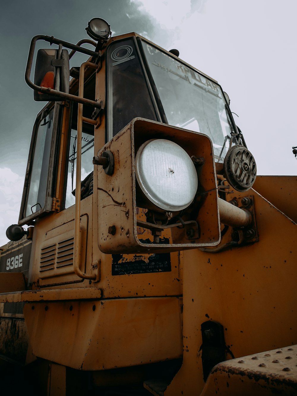 yellow and black heavy equipment