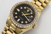 gold and silver round analog roelx