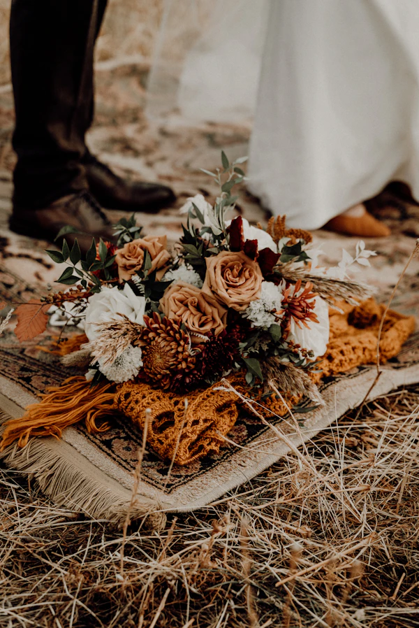 Pareja boho con ramo de flores silvestres