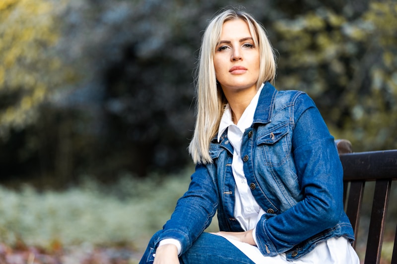 femme en veste denim assise dehors