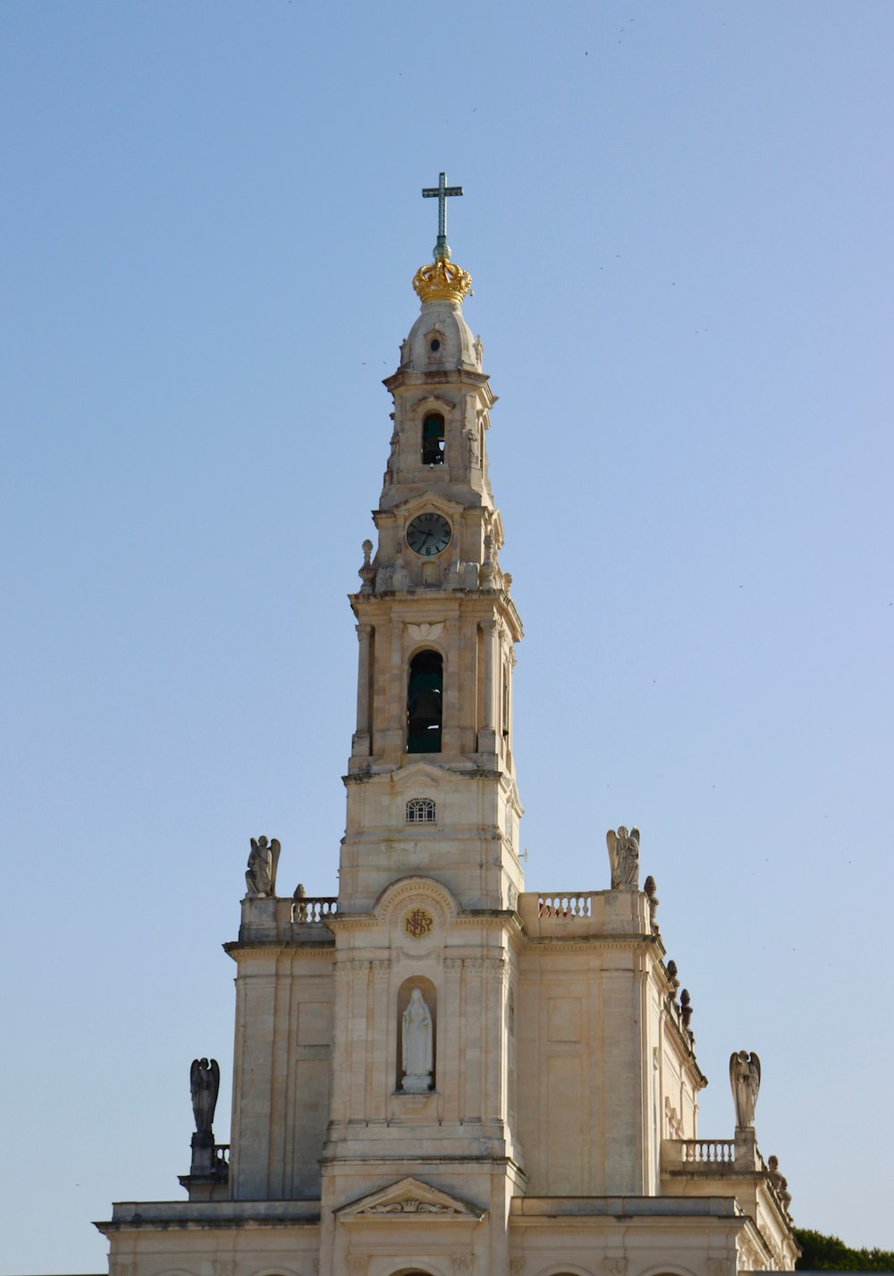 Iglesia de hormigón blanco bajo el cielo azul durante el día