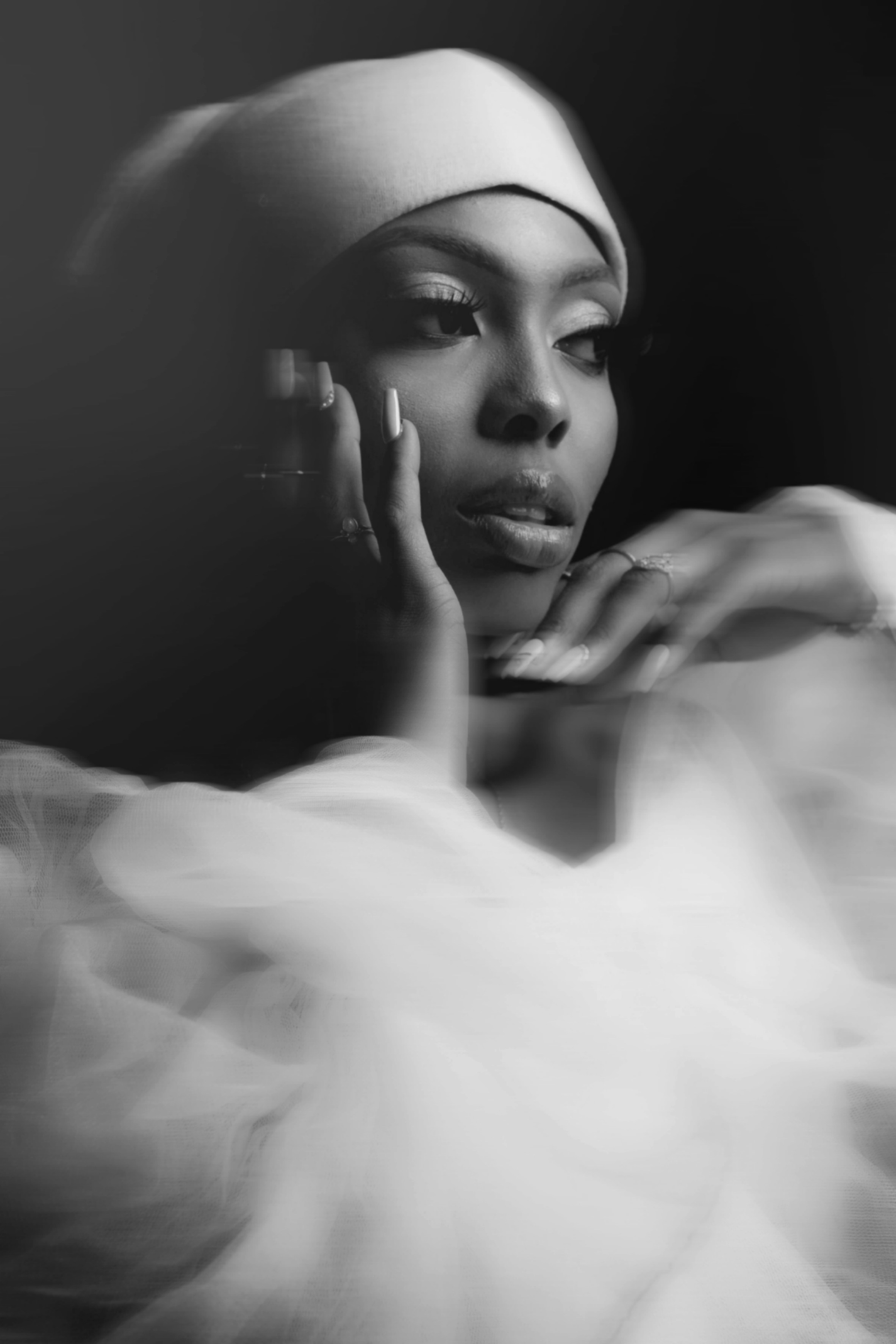 Photo en niveaux de gris du visage de la femme