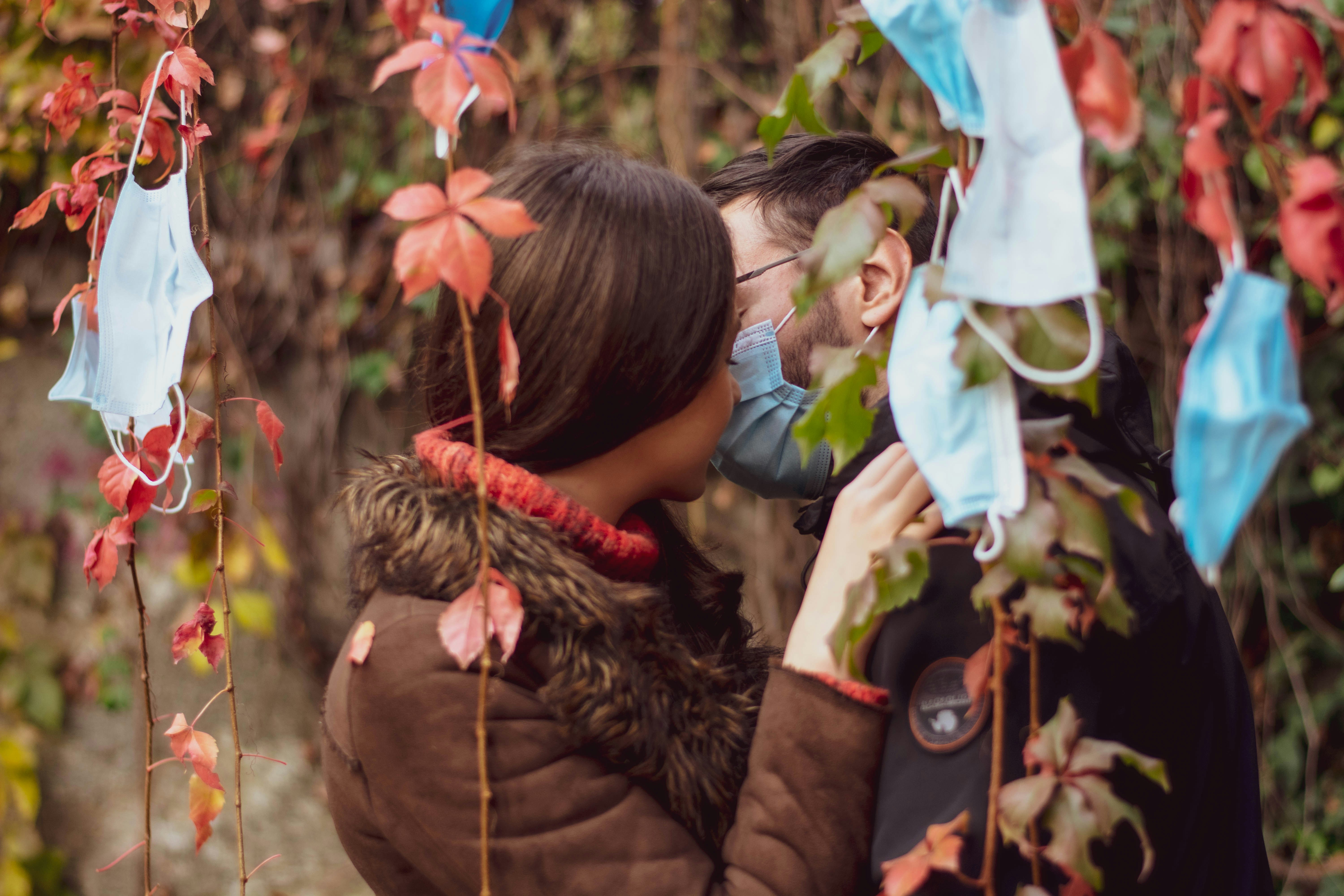 Femme en manteau de fourrure marron tenant un parapluie bleu et jaune