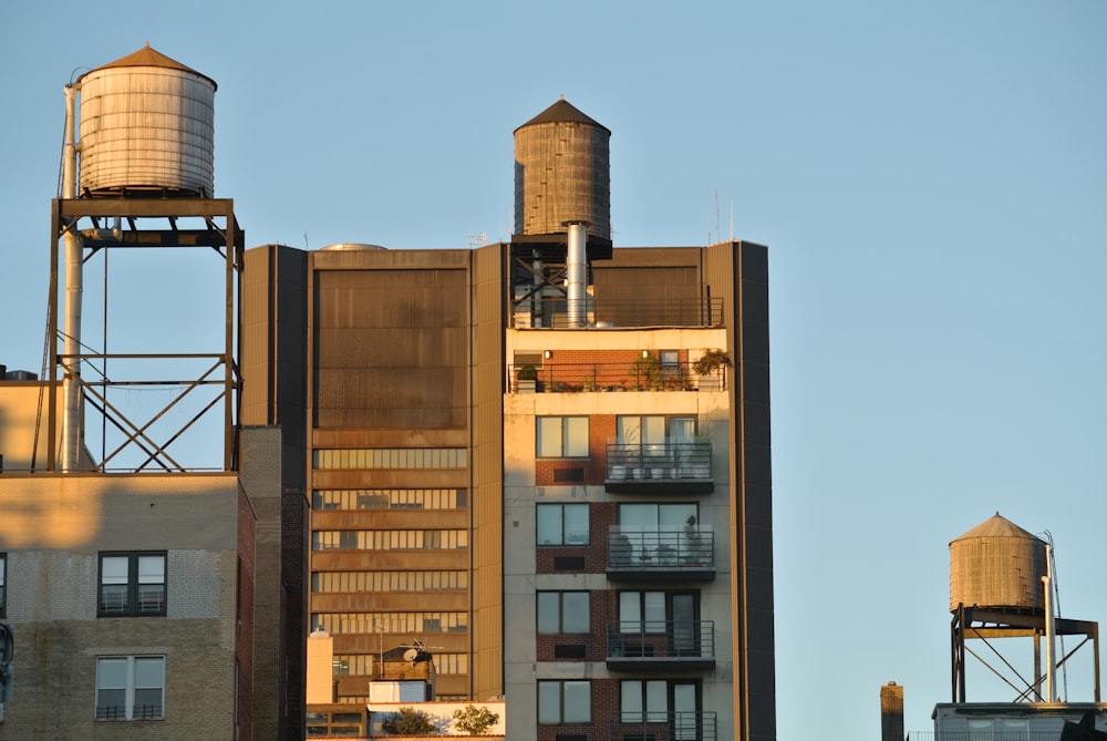 Braunes Betongebäude unter blauem Himmel tagsüber