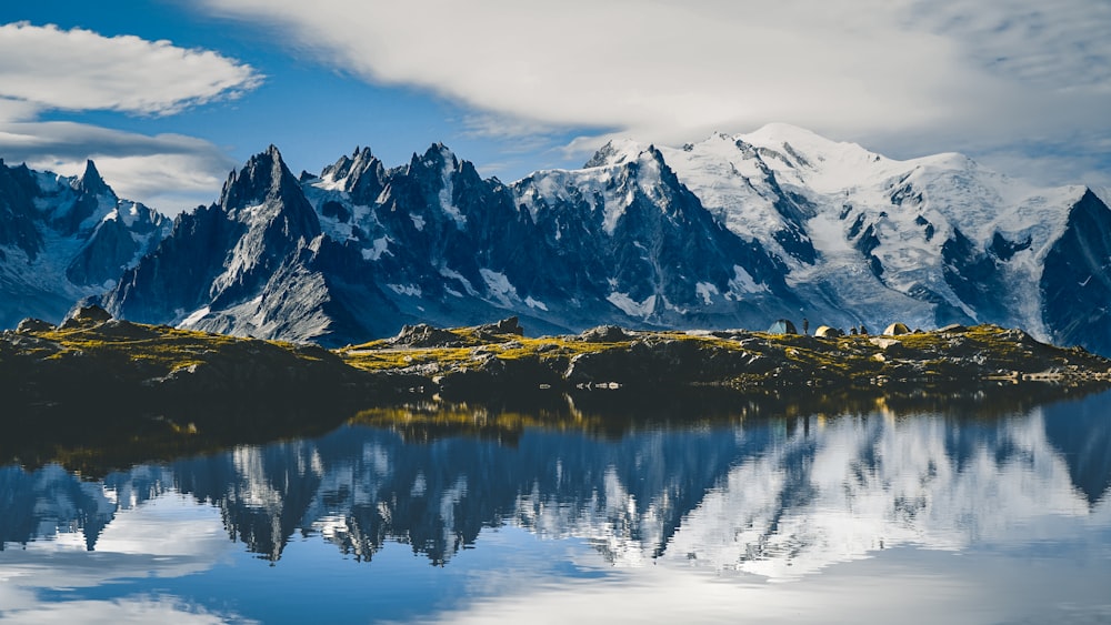 Schneebedeckter Berg in der Nähe des Sees tagsüber