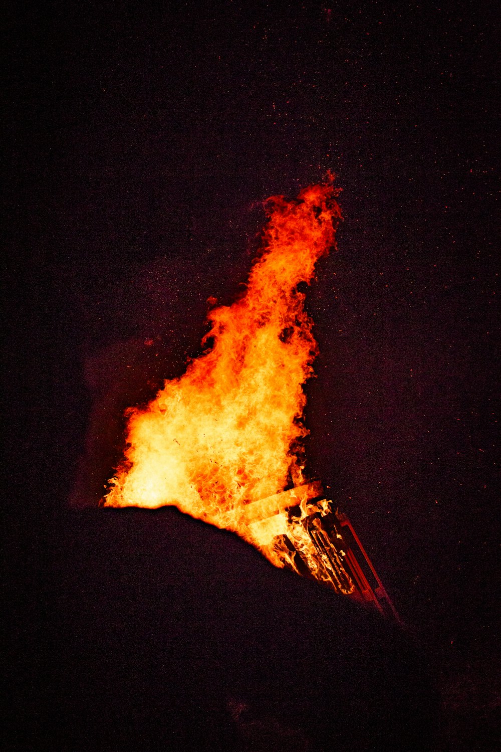 incêndio em cima de um edifício durante a noite