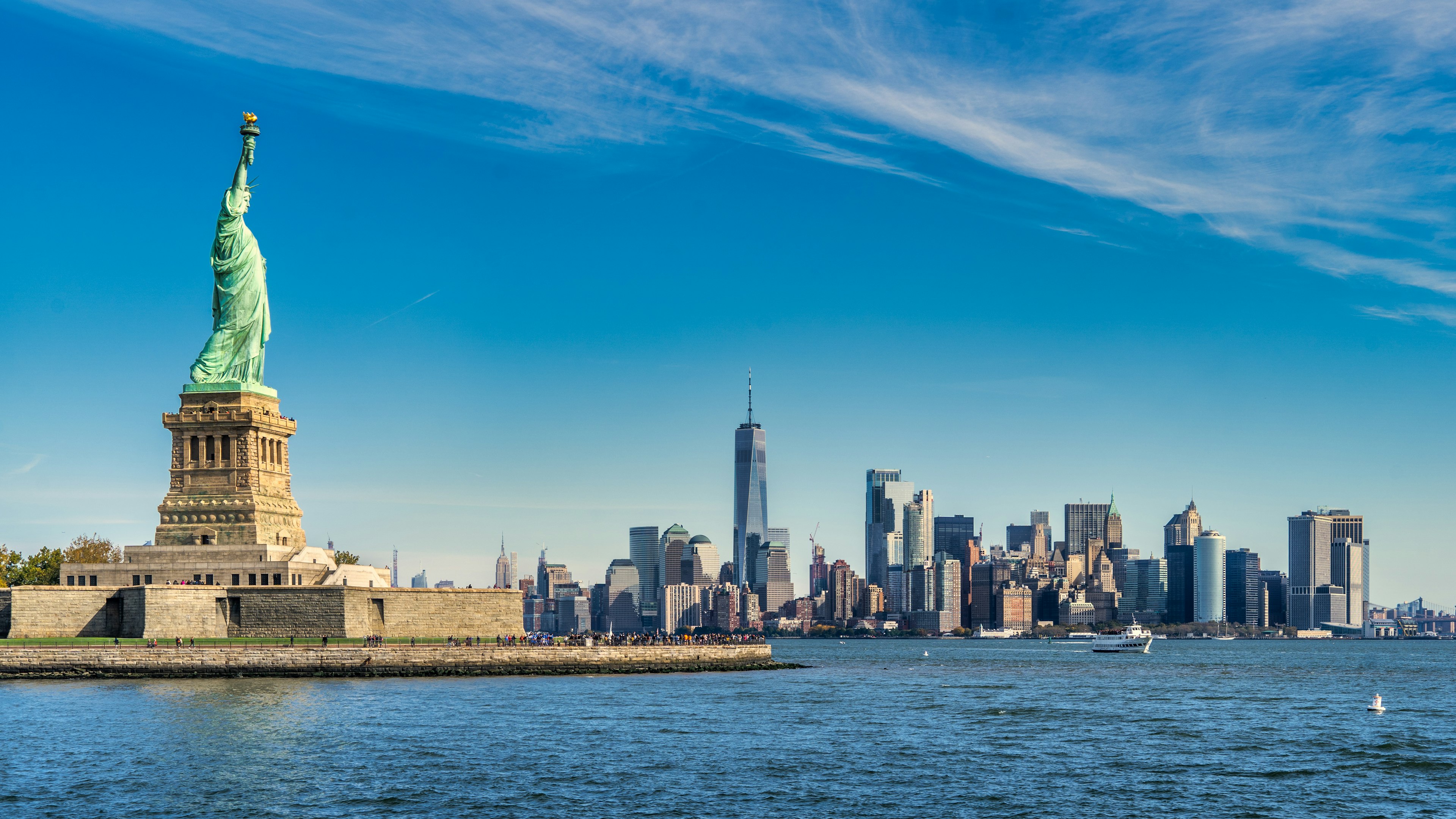 la statua della libertà e ellis island viste dal traghetto, un'esperienza da non perdere a new york
