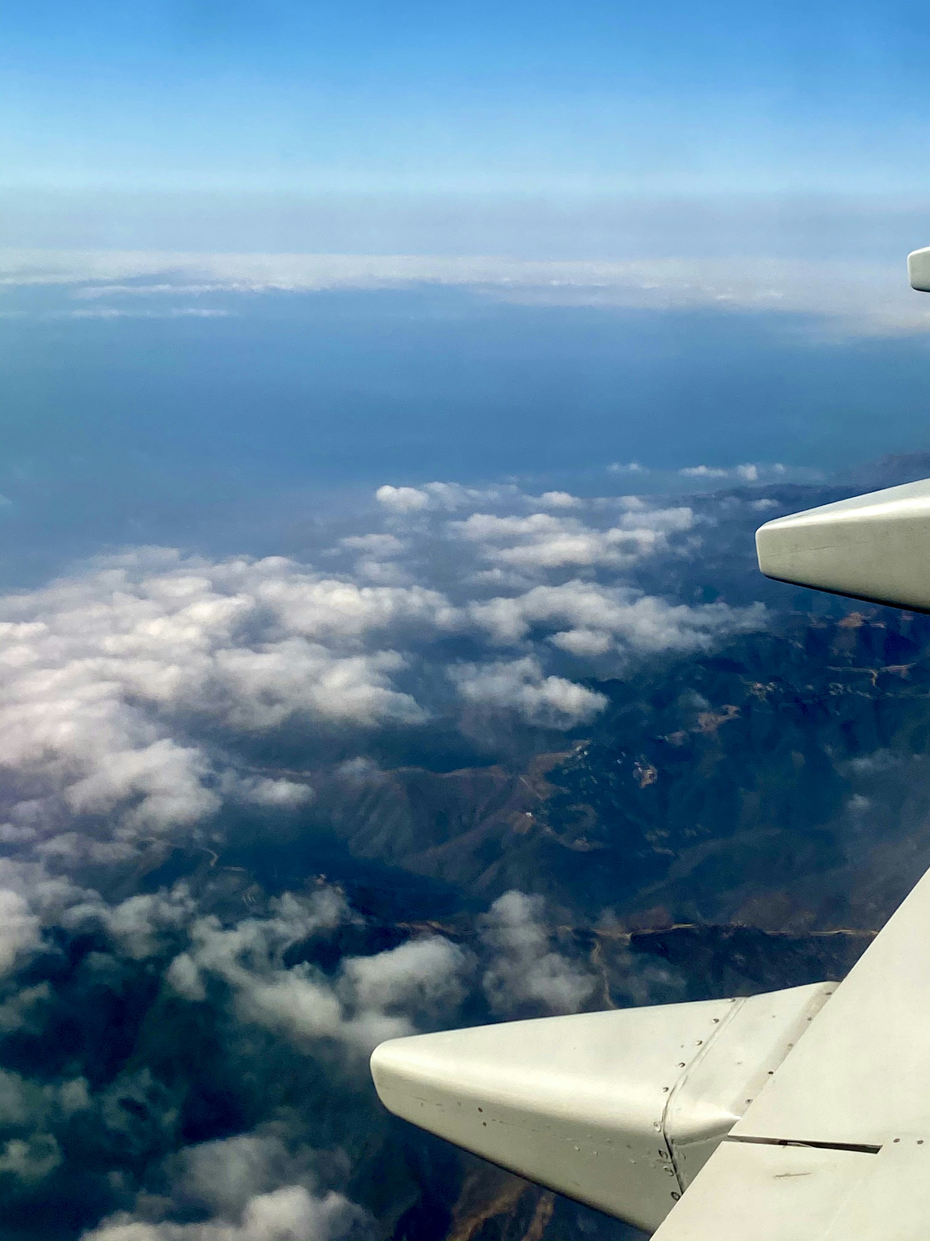 nubes blancas sobre el cielo azul durante el día