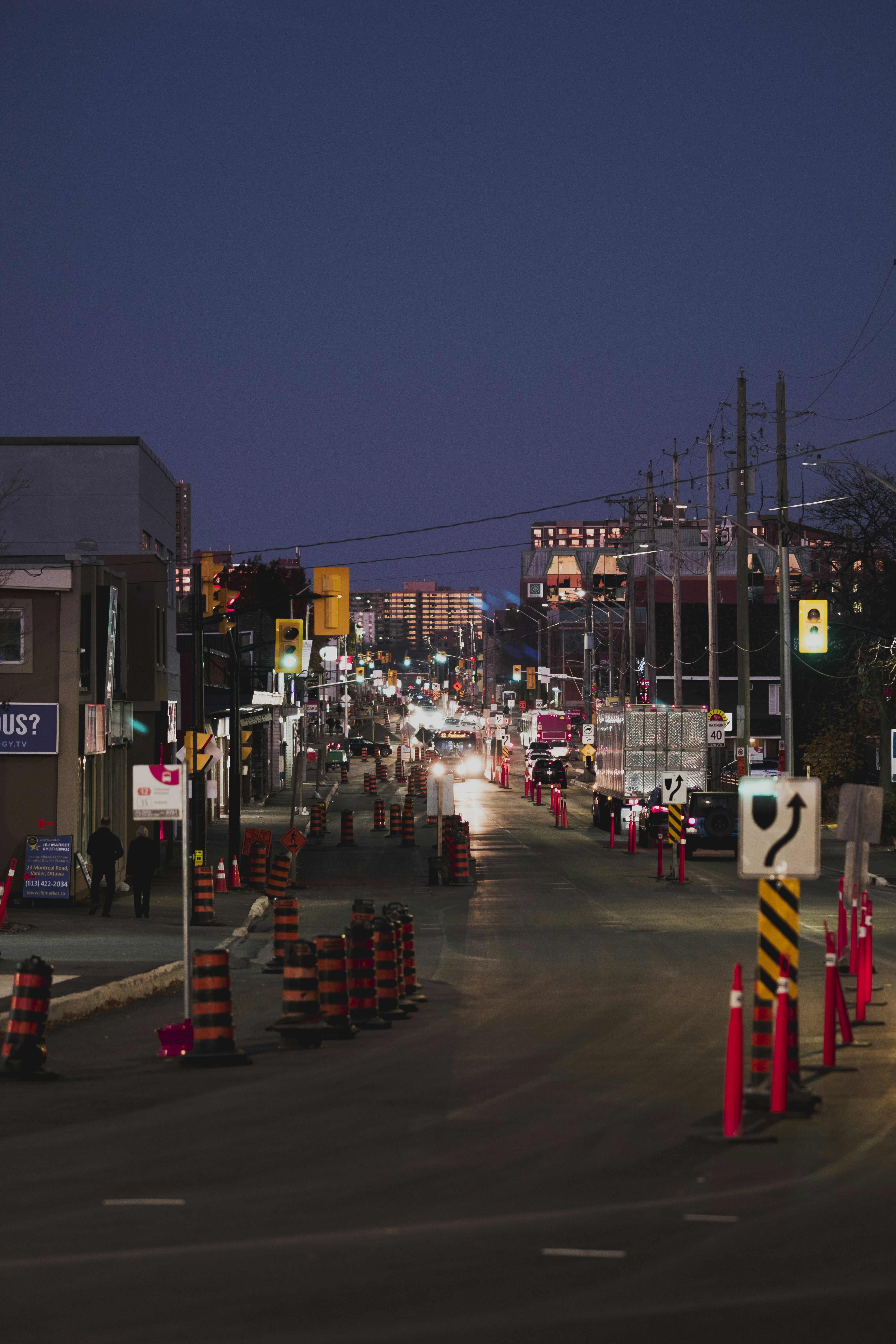 夜間の道路を走る車