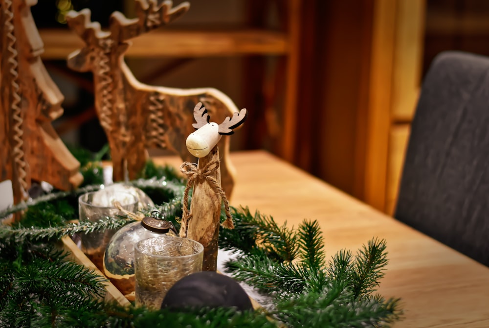 Figurine de cerf doré sur sapin de Noël vert