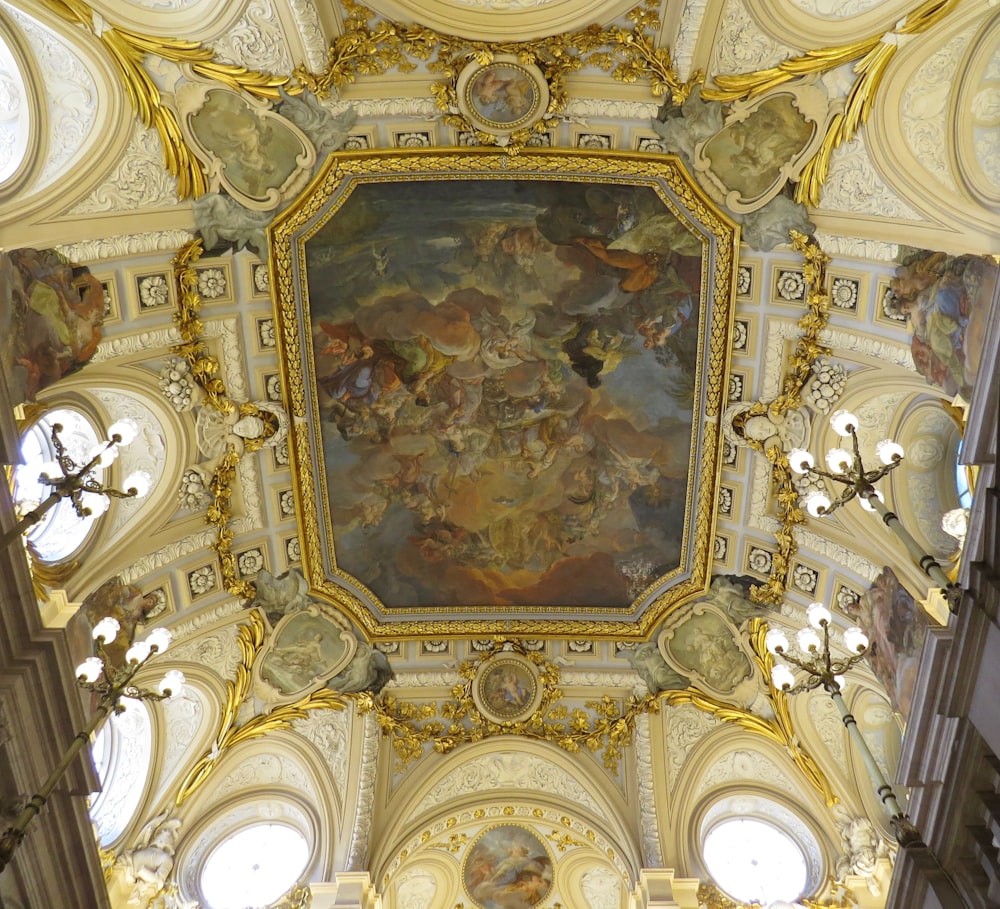 gold and white ceiling with gold colored ceiling