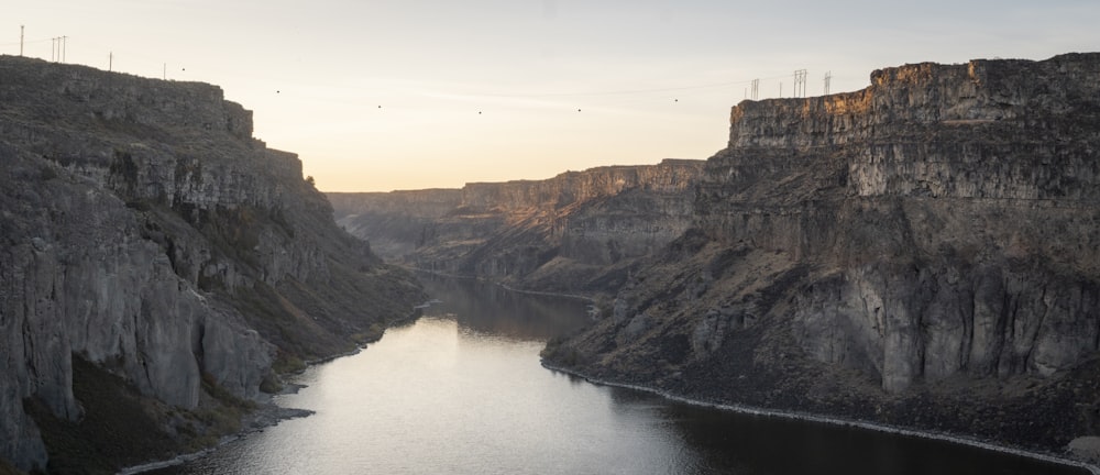 Montaña rocosa marrón al lado del río durante el día