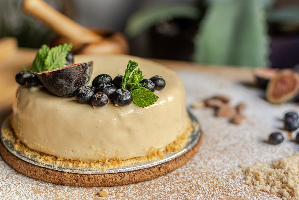 weißer Kuchen mit schwarzen Beeren oben drauf