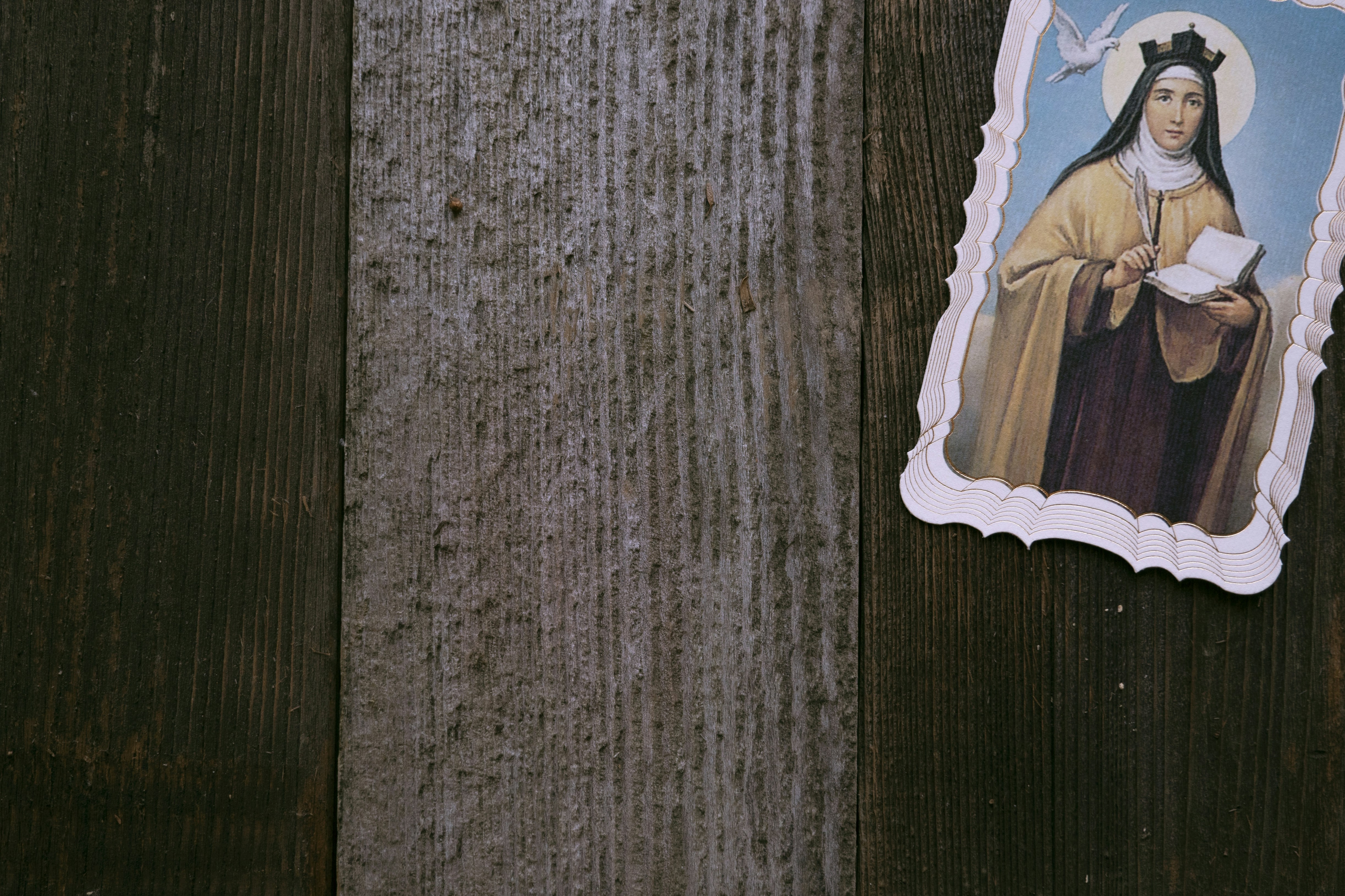 textil blanco y azul sobre textil gris