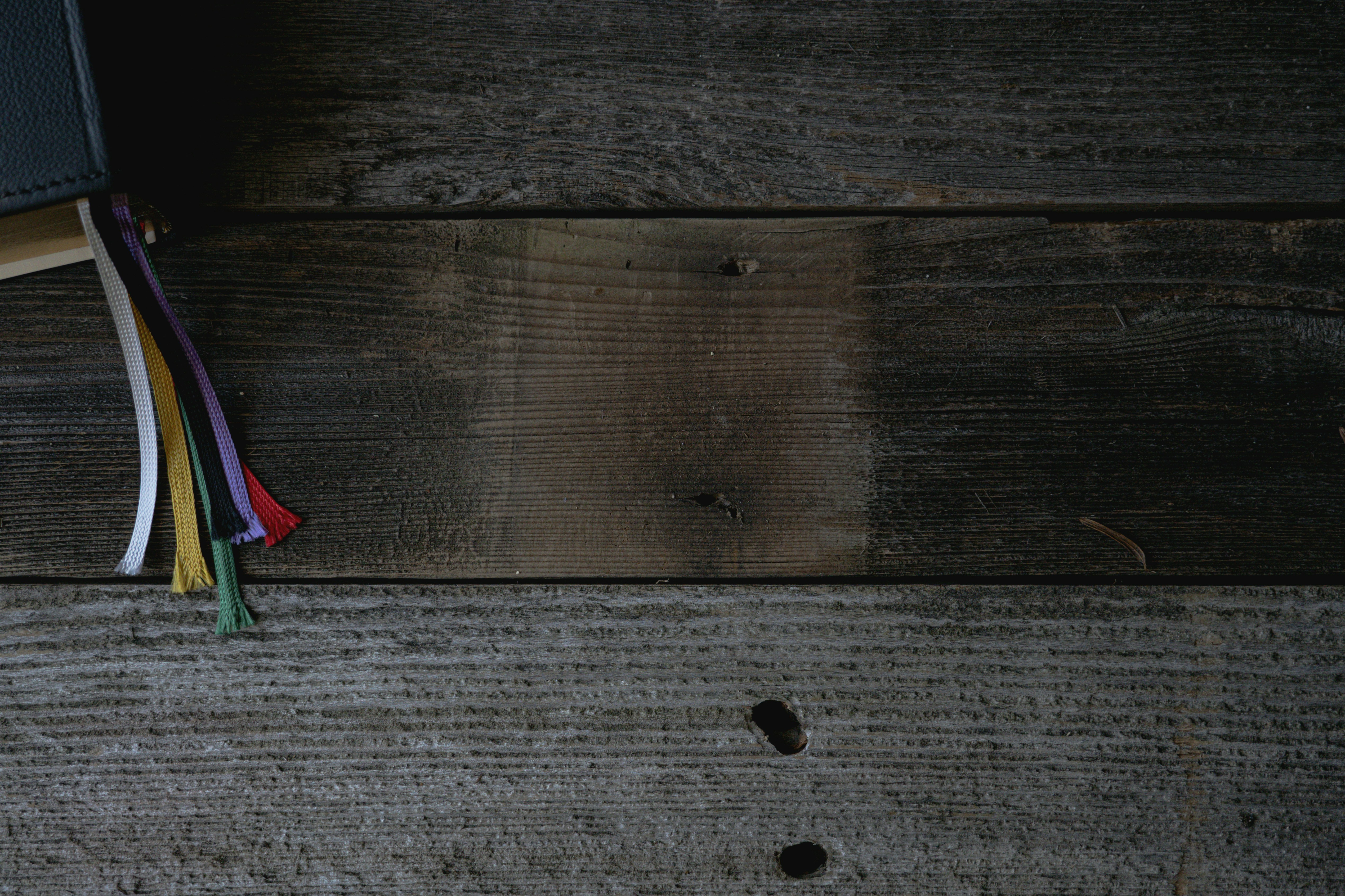 Paraguas verde y rojo sobre mesa de madera marrón