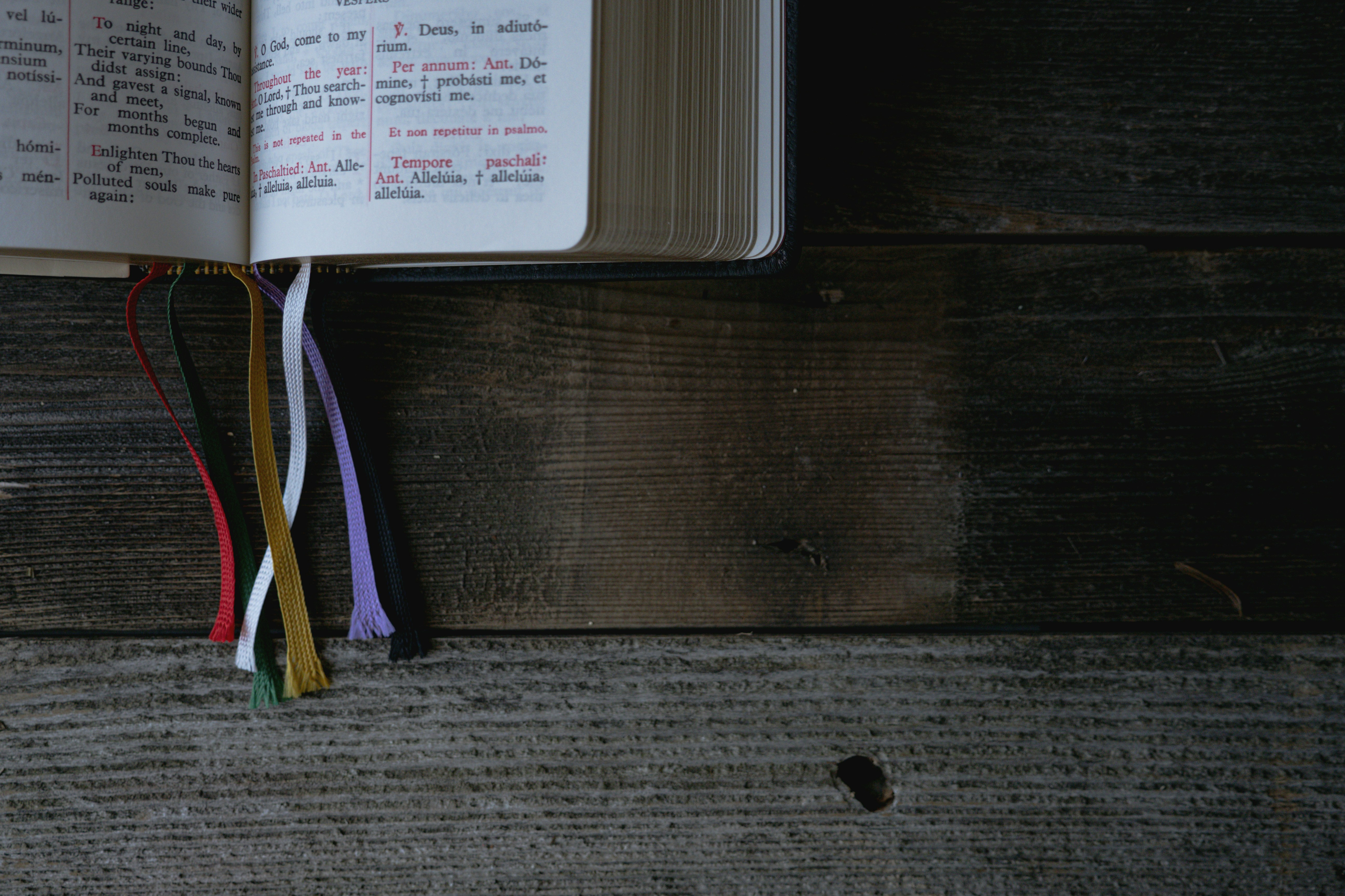Papel blanco de impresora sobre mesa de madera marrón